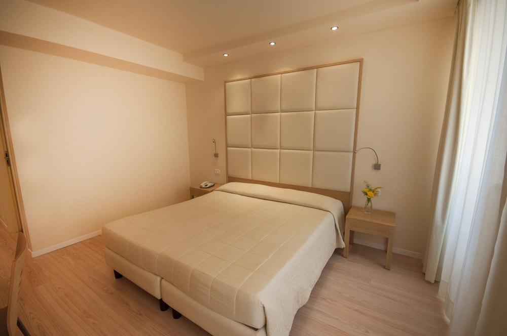 Hotel Antico Borgo Riva del Garda Esterno foto