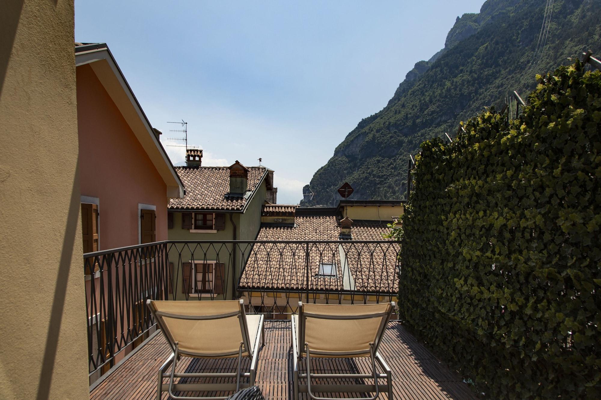 Hotel Antico Borgo Riva del Garda Esterno foto